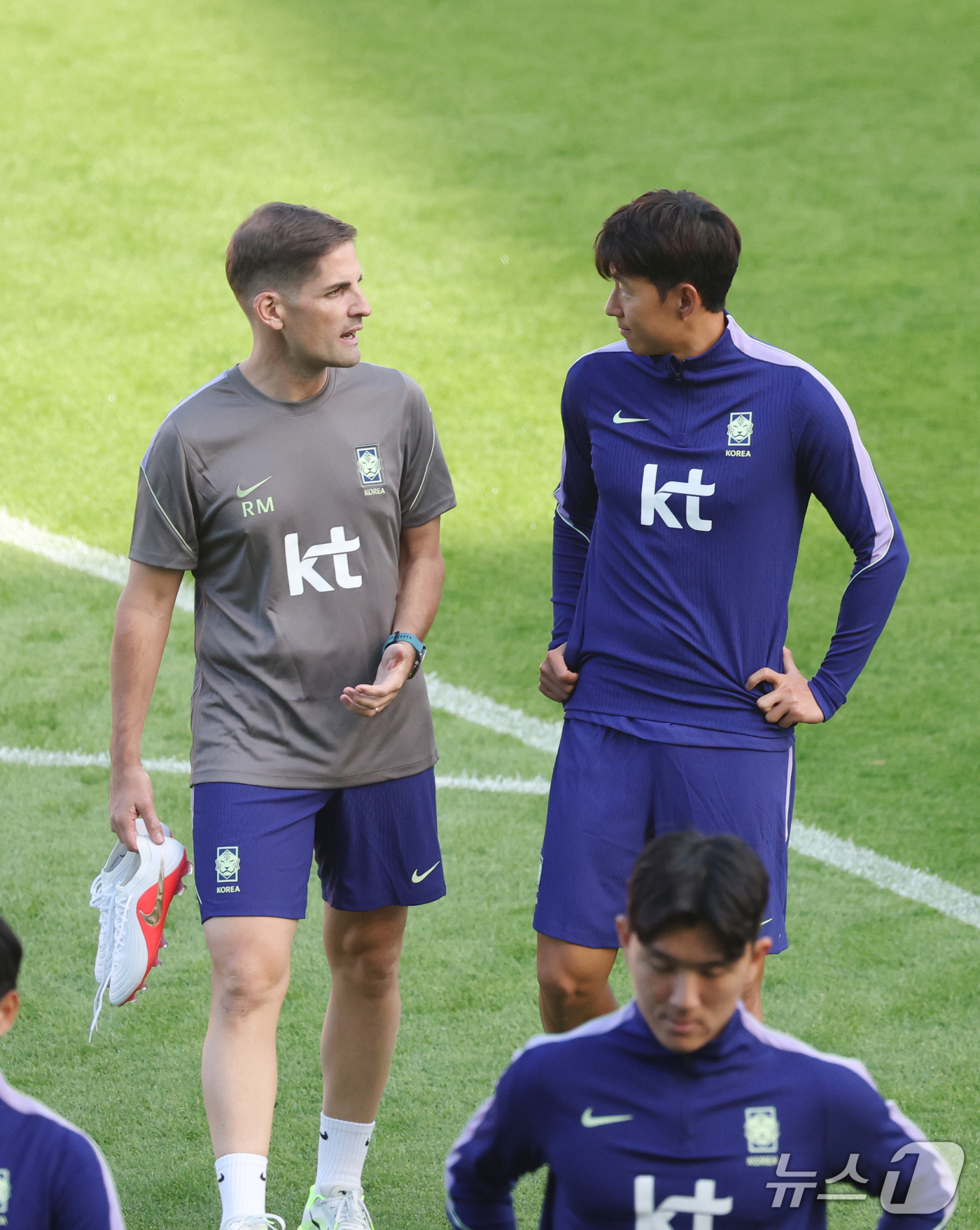 (천안=뉴스1) 김영운 기자 = 로베르트 모레노 한국 축구대표팀 감독과 손흥민이 22일 충남 천안시 서북구 코리아풋볼파크에서 열린 오픈트레이닝에서 이야기를 나누고 있다. 2026. …