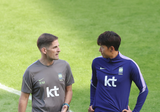훈련 전 이야기 나누는 모레노 감독과 손흥민