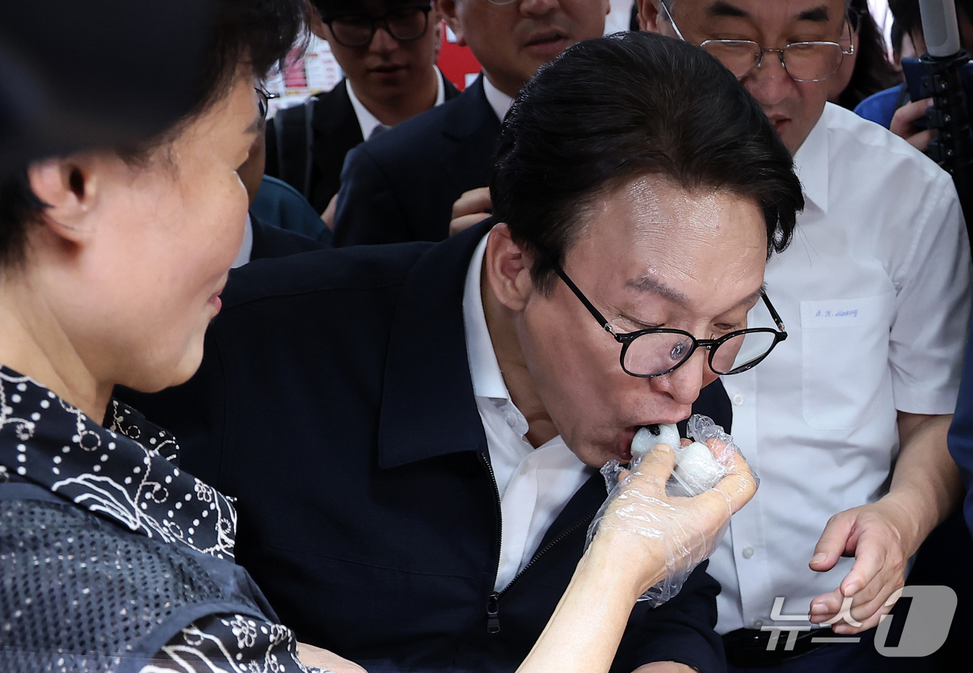 (인천=뉴스1) 김성진 기자 = 김민석 더불어민주당 대표가 22일 인천 남동구 모래내시장을 방문해 떡 시식을 하고 있다. 2026.9.22/뉴스1