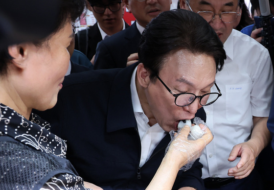 떡 시식하는 김민석 대표