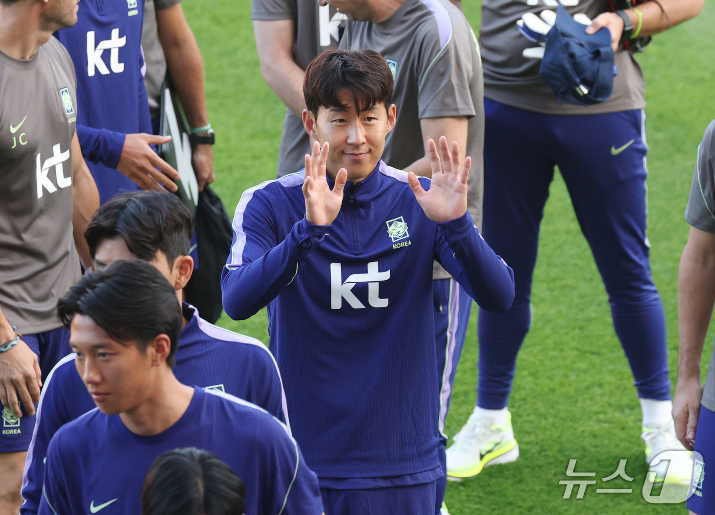 (천안=뉴스1) 김영운 기자 = 한국 축구대표팀 손흥민이 22일 충남 천안시 서북구 코리아풋볼파크에서 열린 오픈트레이닝에서 팬들에게 인사를 하고 있다. 2026.9.22/뉴스1