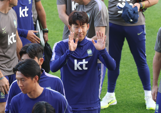 팬들에게 인사하는 손흥민