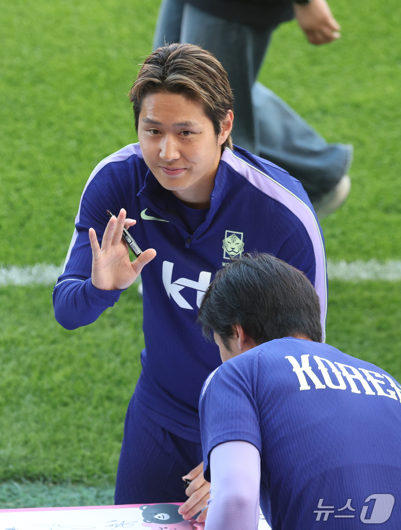 (천안=뉴스1) 김영운 기자 = 한국 축구대표팀 이강인이 22일 충남 천안시 서북구 코리아풋볼파크에서 열린 오픈트레이닝에서 팬들에게 인사를 하고 있다. 2026.9.22/뉴스1