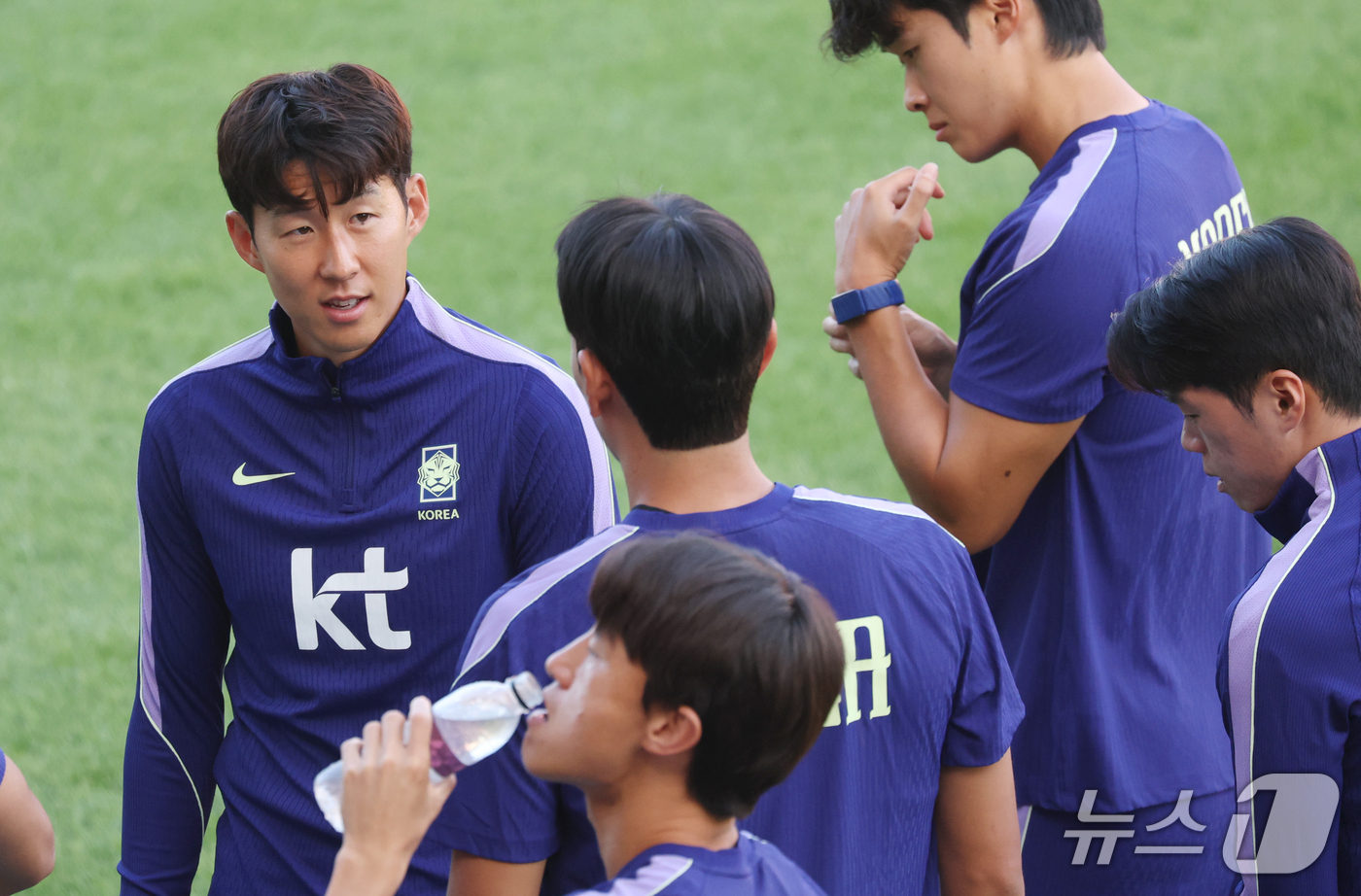 (천안=뉴스1) 김영운 기자 = 한국 축구대표팀 손흥민이 22일 충남 천안시 서북구 코리아풋볼파크에서 열린 오픈트레이닝에서 선수들과 이야기를 나누고 있다. 2026.9.22/뉴스1 …