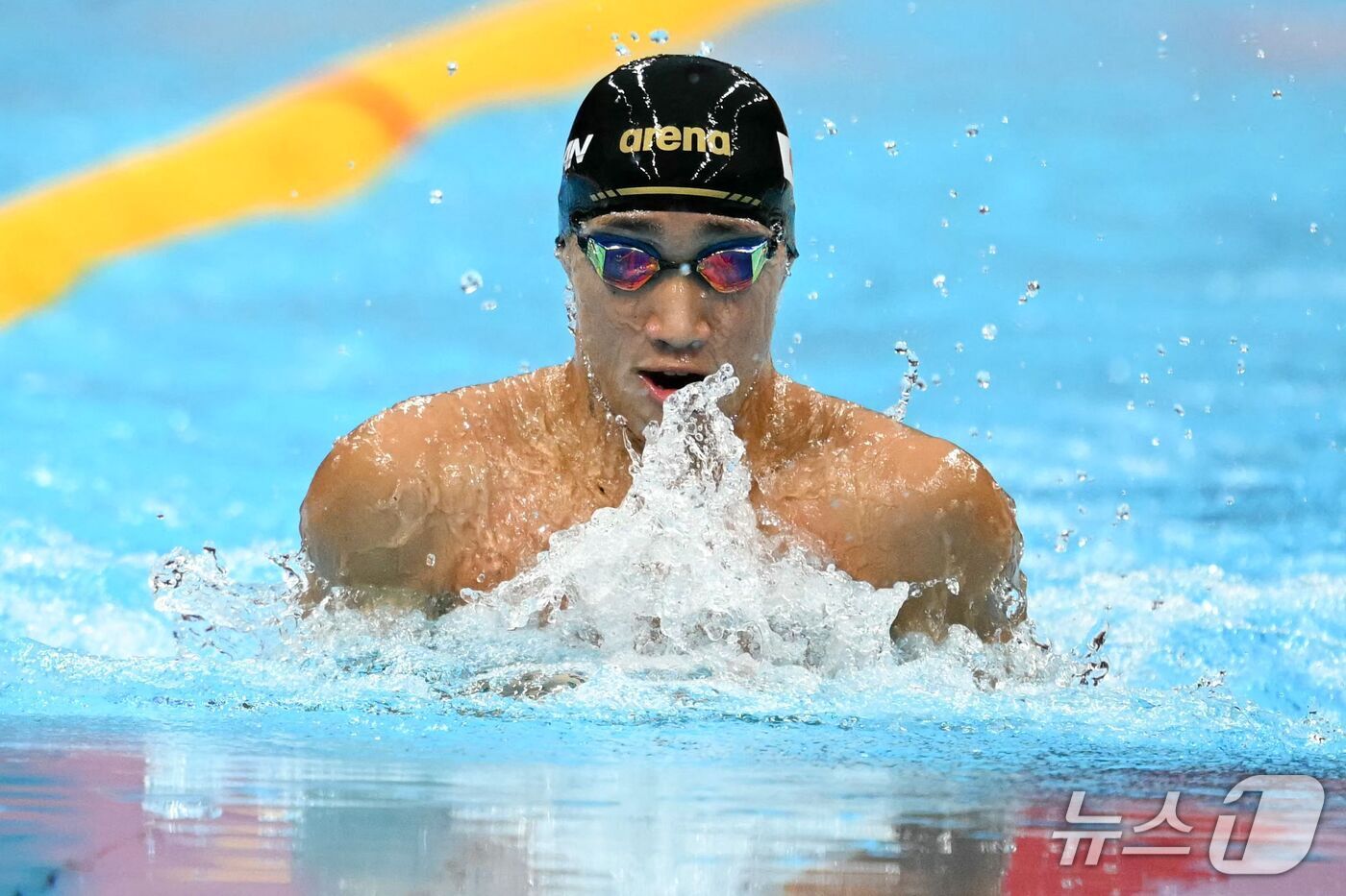 본문 이미지 - 일본의 오하시 신이 21일 도쿄 아쿠아틱스센터에서 열린 2026 아시안게임 남자 100m 평영 결승에 출전했다. 2026.09.21. ⓒ AFP=뉴스1