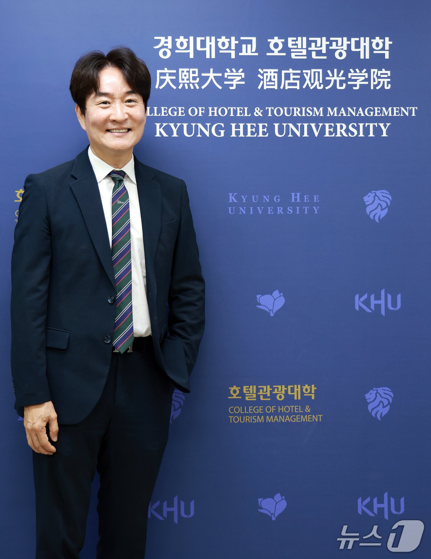 본문 이미지 - 서원석 경희대 호텔관광대학장 겸 한국관광학회장이 22일 서울 동대문구 경희대학교 호텔관광대학관에서 뉴스1과 인터뷰를 하고 있다. ⓒ 뉴스1 이호윤 기자
