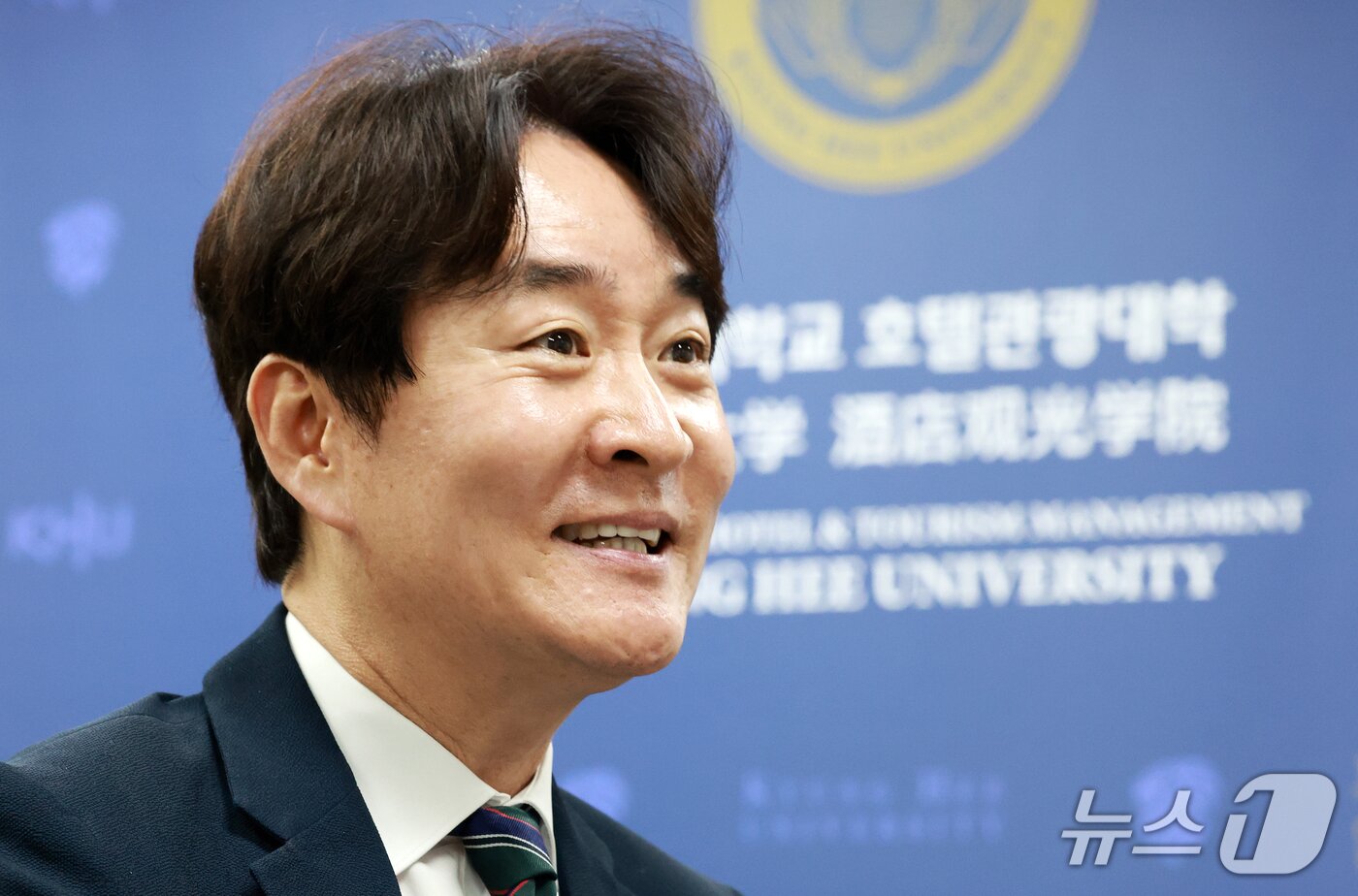 본문 이미지 - 서원석 경희대 호텔관광대학장 겸 한국관광학회장이 22일 서울 동대문구 경희대학교 호텔관광대학관에서 뉴스1과 인터뷰를 하고 있다. ⓒ 뉴스1 이호윤 기자