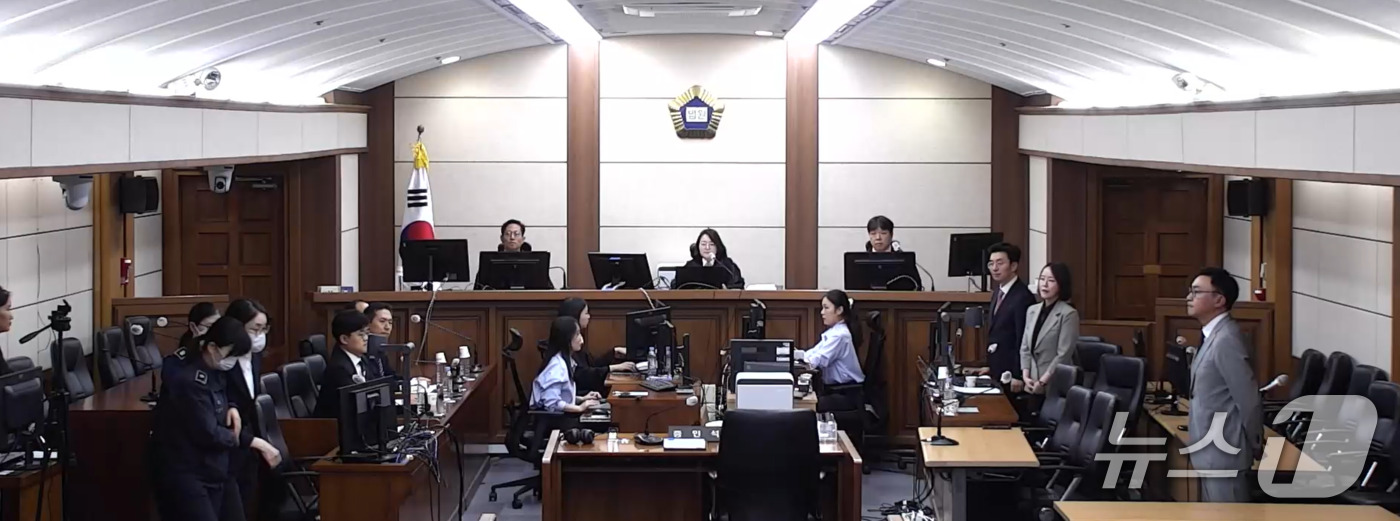 (서울=뉴스1) = 22일 서울 서초구 서울고등법원에서 특정범죄 가중처벌 등에 관한 법률 위반(알선수재) 혐의로 기소된 김건희 여사의 항소심 선고가 진행되고 있다.1심에서 징역 7 …