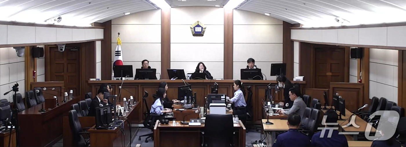 (서울=뉴스1) = 22일 서울 서초구 서울고등법원에서 특정범죄 가중처벌 등에 관한 법률 위반(알선수재) 혐의로 기소된 김건희 여사의 항소심 선고가 진행되고 있다.1심에서 징역 7 …