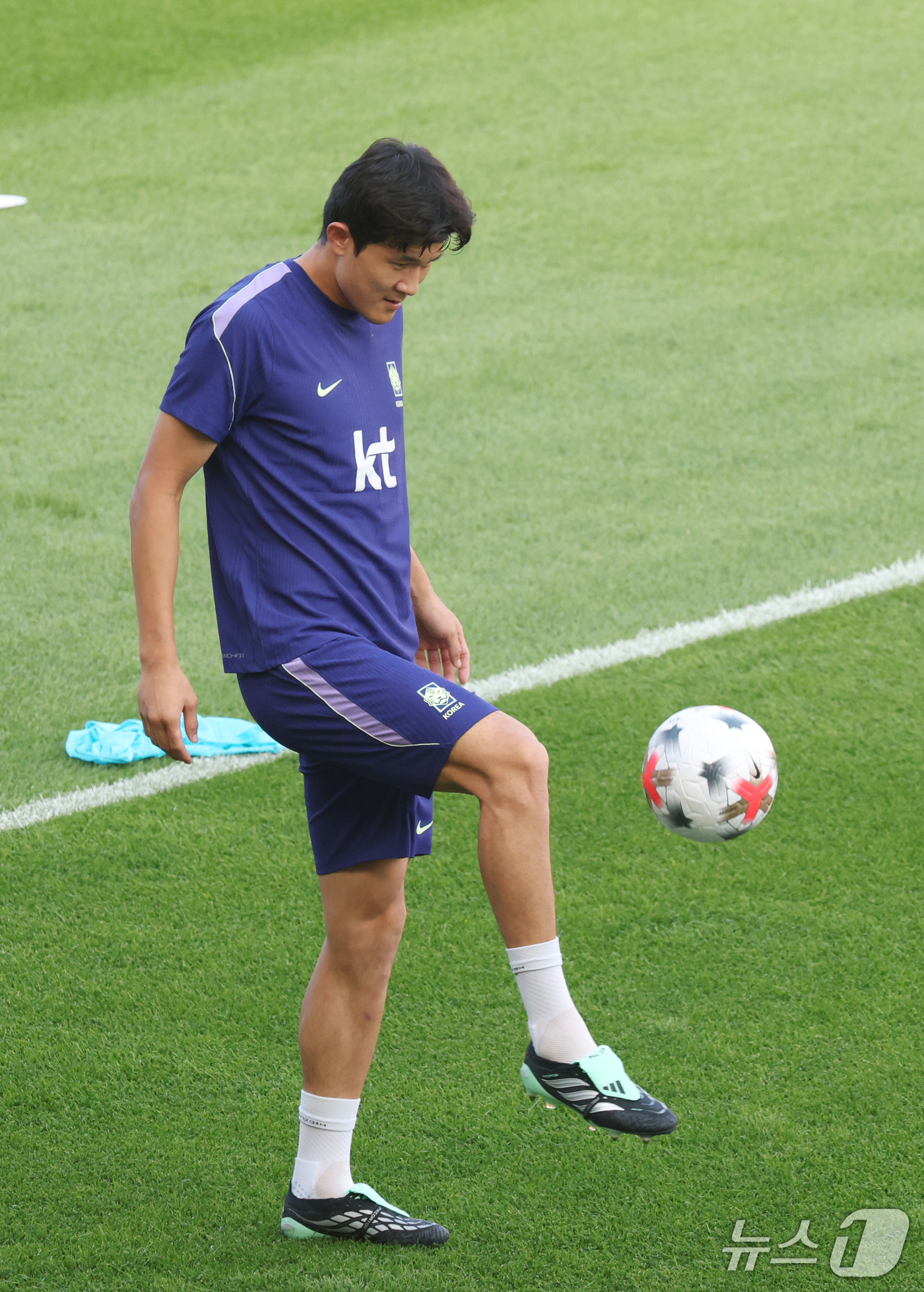(천안=뉴스1) 김영운 기자 = 한국 축구대표팀 김민재가 22일 충남 천안시 서북구 코리아풋볼파크에서 열린 오픈트레이닝에서 훈련을 하고 있다. 2026.9.22/뉴스1