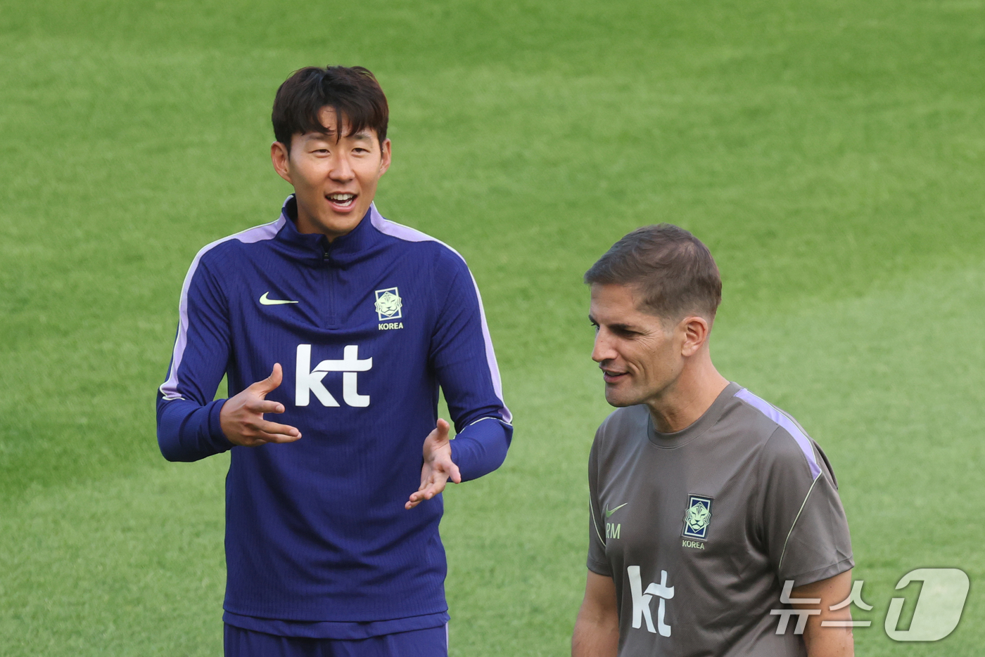 (천안=뉴스1) 김영운 기자 = 로베르트 모레노 한국 축구대표팀 감독과 손흥민이 22일 충남 천안시 서북구 코리아풋볼파크에서 열린 오픈트레이닝에서 이야기를 나누고 있다. 2026. …