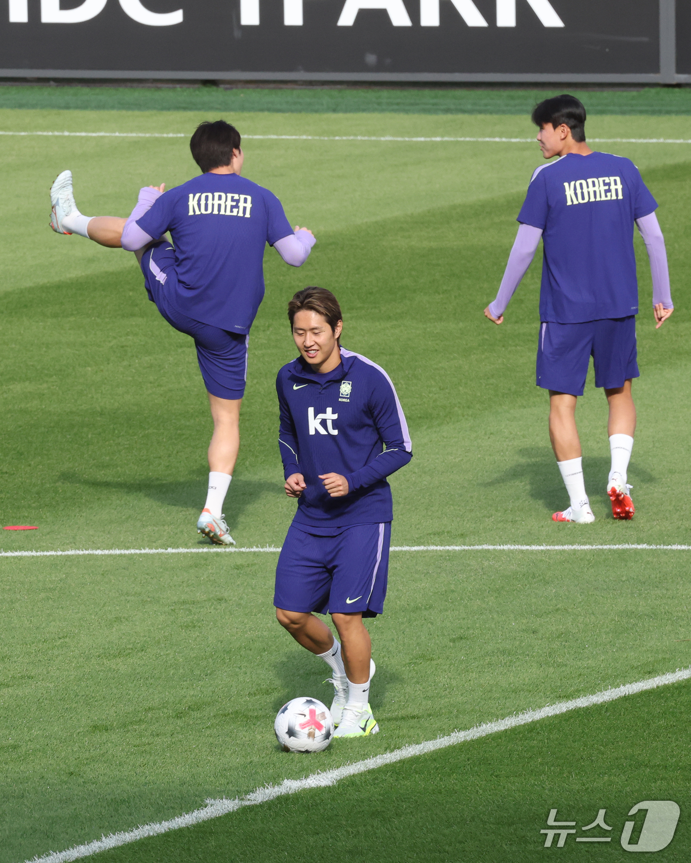 (천안=뉴스1) 김영운 기자 = 한국 축구대표팀 이강인이 22일 충남 천안시 서북구 코리아풋볼파크에서 열린 오픈트레이닝에서 훈련을 하고 있다. 2026.9.22/뉴스1