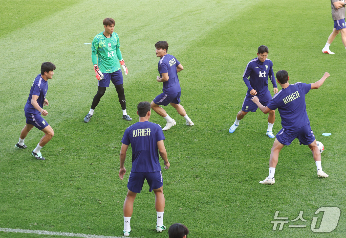 (천안=뉴스1) 김영운 기자 = 한국 축구대표팀 선수들이 22일 충남 천안시 서북구 코리아풋볼파크에서 열린 오픈트레이닝에서 훈련을 하고 있다. 2026.9.22/뉴스1