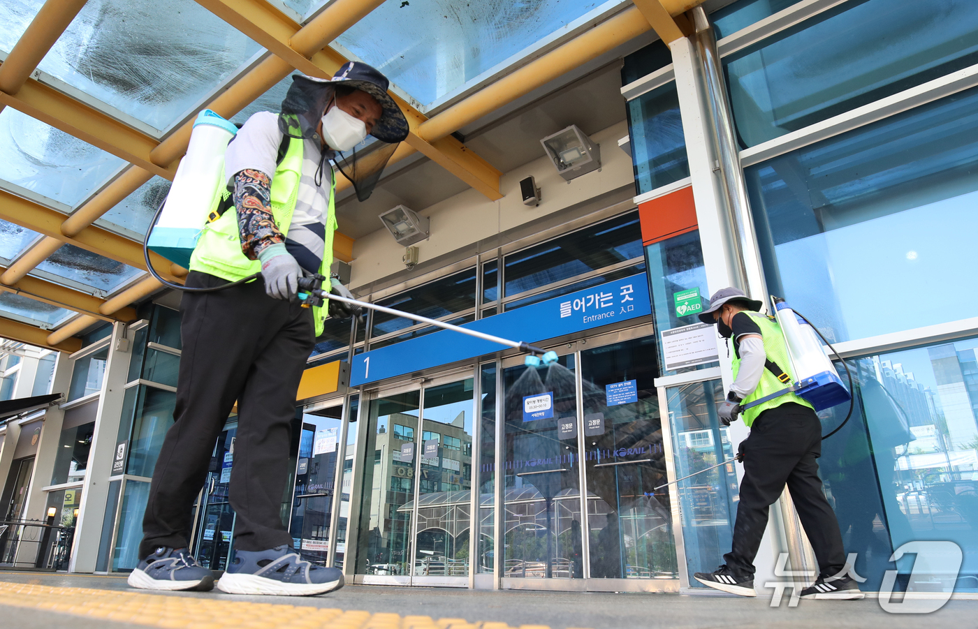(대전뉴스1) 김기태 기자 = 추석 연휴를 이틀 앞둔 22일 대전 중구 서대전역에서 중구보건소 관계자들이 역사 주변을 소독하고 있다.  2026.9.22/뉴스1
