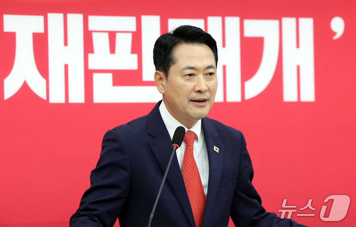 (서울=뉴스1) 황기선 기자 = 장동혁 국민의힘 대표가 22일 오후 서울 여의도 국회에서 조희대 대법원장 대법관 재제청 거부와 서부전선 비무장지대(DMZ) 군사분계선(MDL) 지뢰 …