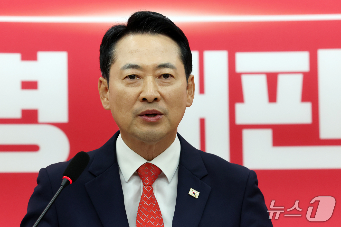 (서울=뉴스1) 황기선 기자 = 장동혁 국민의힘 대표가 22일 오후 서울 여의도 국회에서 조희대 대법원장 대법관 재제청 거부와 서부전선 비무장지대(DMZ) 군사분계선(MDL) 지뢰 …