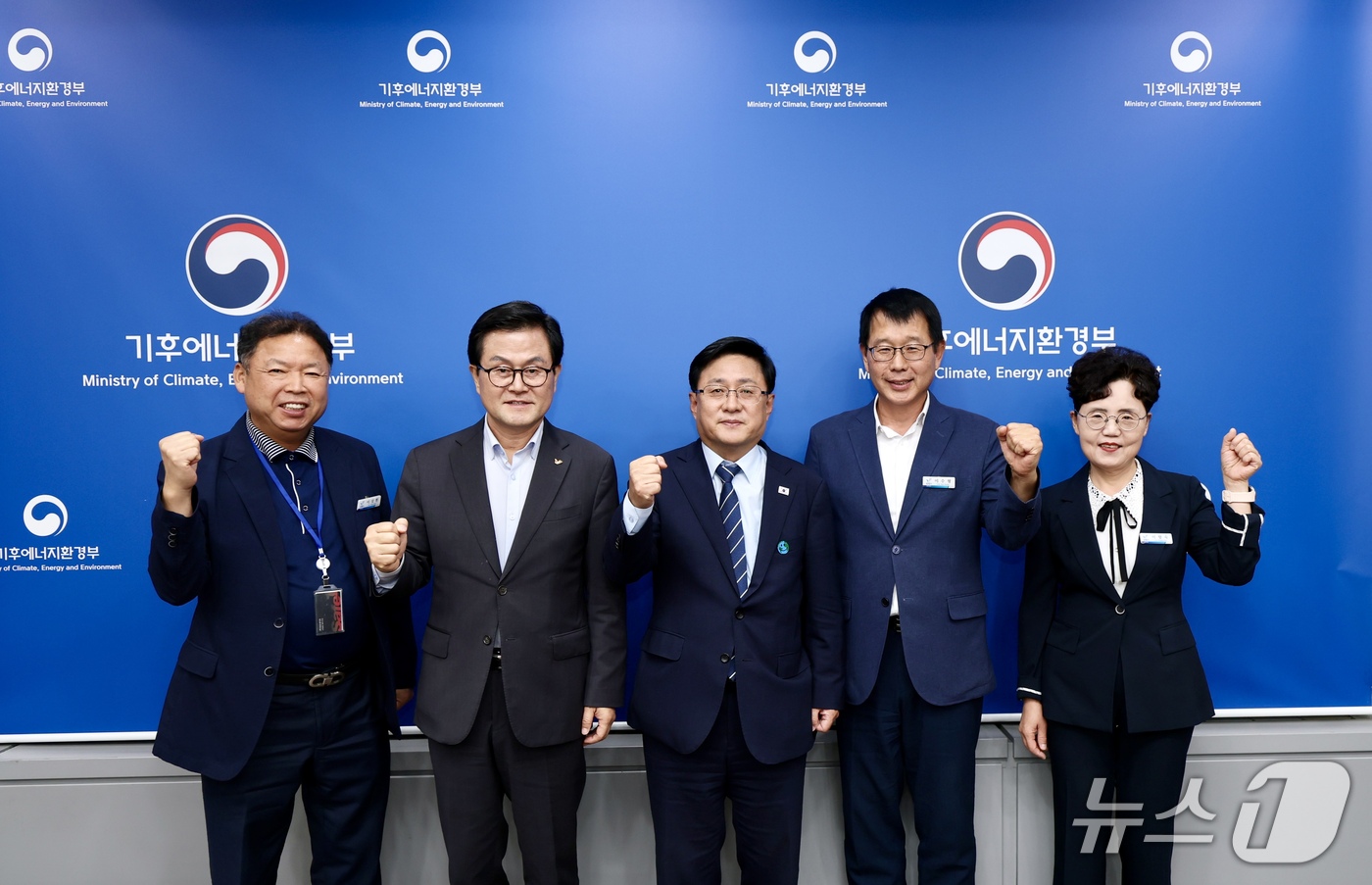 (대전=뉴스1) 김기태 기자 = 김성환 기후에너지환경부 장관과 엄승용 보령시장(왼쪽 두 번째)이 22일 서울 한강홍수통제소에서 열린 ‘탄소중립 선도도시 간담회’에서 기념촬영 하고 …