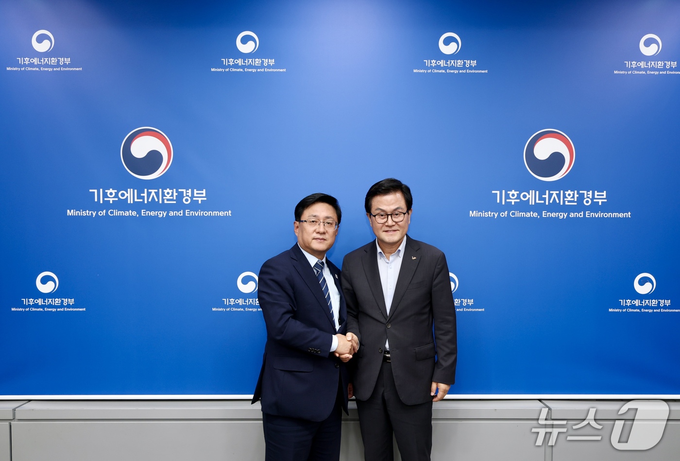(대전=뉴스1) 김기태 기자 = 김성환 기후에너지환경부 장관과 엄승용 보령시장(왼쪽 두 번째)이 22일 서울 한강홍수통제소에서 열린 ‘탄소중립 선도도시 간담회’에서 기념촬영 하고 …