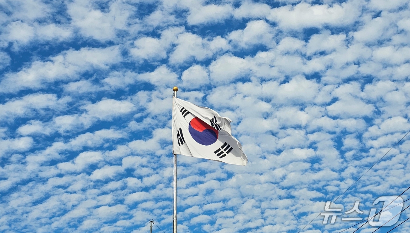 (증평=뉴스1) 이성기 기자 = 22일 오후 충북 증평군 증평읍 증평군청 사거리에 파란 가을 하늘을 배경으로 대형 태극기가 바람에 나부끼고 있다. 2026.9.22/뉴스1
