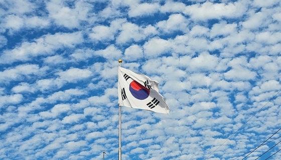 태극기와 하늘