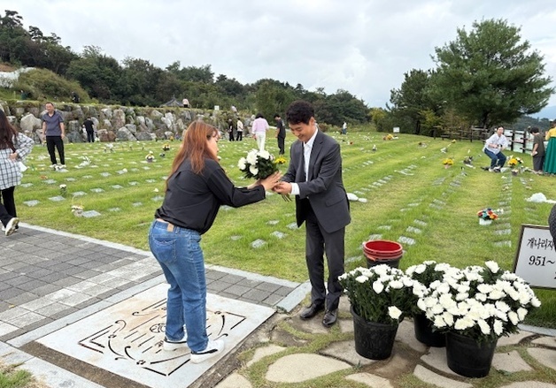 "성묘는 플라스틱 조화 대신 생화로" 전남광주시, 국화 1000송이 나눔