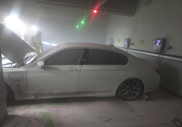 세종 아파트 지하주차장서 BMW 플러그인 하이브리드 차량 화재