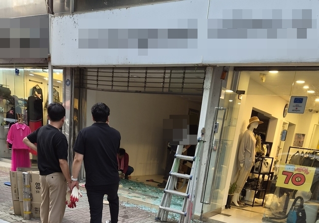 청주 중앙동서 SUV차량 옷가게 돌진…인명피해 없어