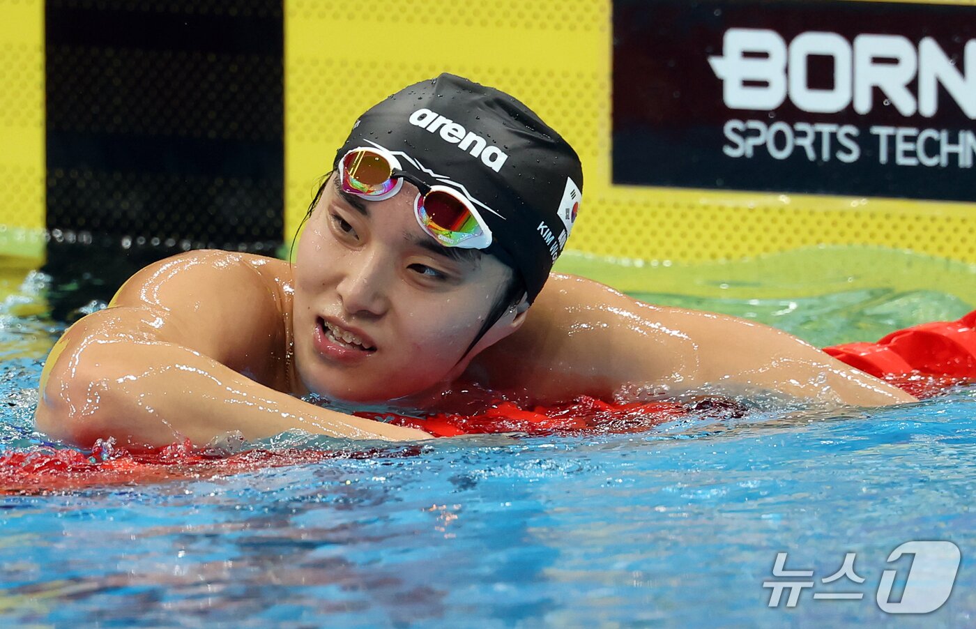 본문 이미지 - 22일 도쿄 아쿠아틱스 센터에서 열린 2026 아이치·나고야 아시안게임 남자 1500m 자유형 결승전에서 김우민이 8위로 결승선을 통과 후 아쉬워하고 있다. 2026.9.22 ⓒ 뉴스1 김민지 기자