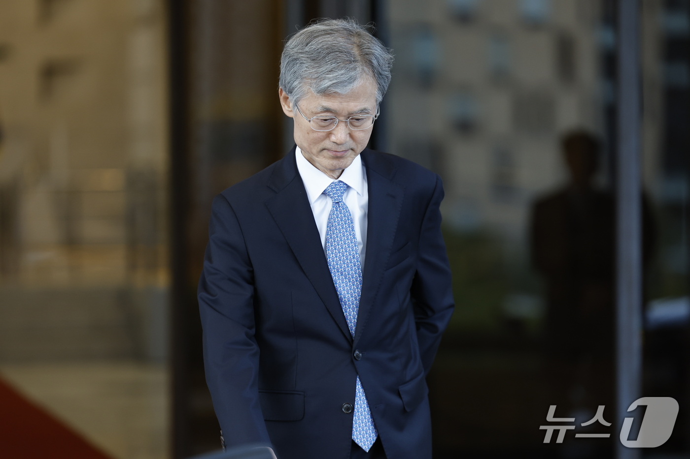 (서울=뉴스1) 박정호 기자 = 이재명 대통령의 대법관 후보 재제청 요구에 거부 의사를 밝힌 조희대 대법원장이 22일 오후 서울 서초구 서초동 대법원에서 퇴근하고 있다.  2026 …