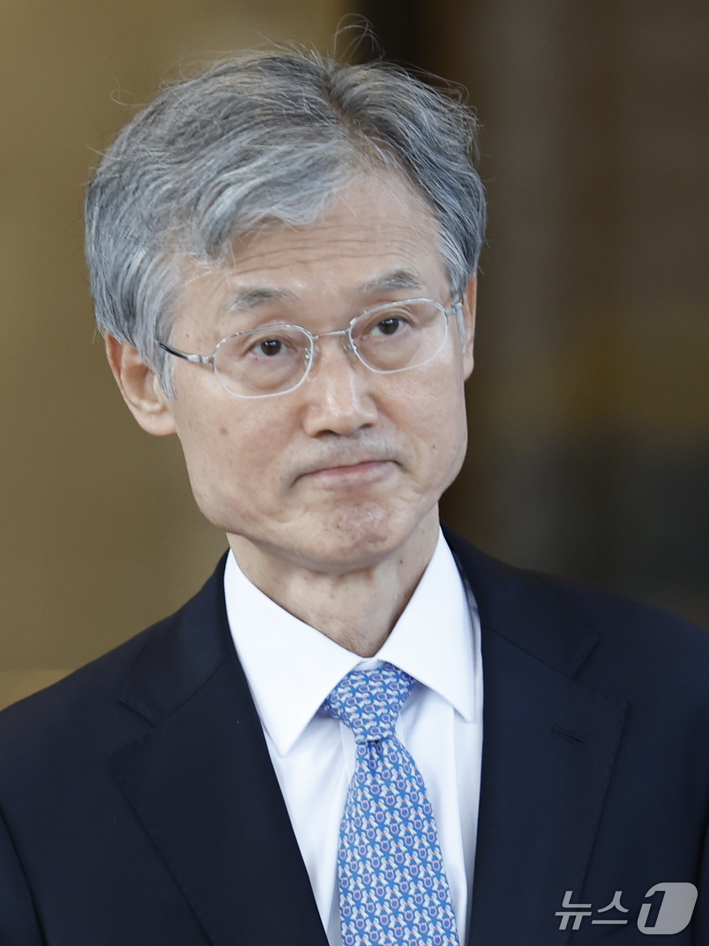 (서울=뉴스1) 박정호 기자 = 이재명 대통령의 대법관 후보 재제청 요구에 거부 의사를 밝힌 조희대 대법원장이 22일 오후 서울 서초구 서초동 대법원에서 퇴근하고 있다.  2026 …