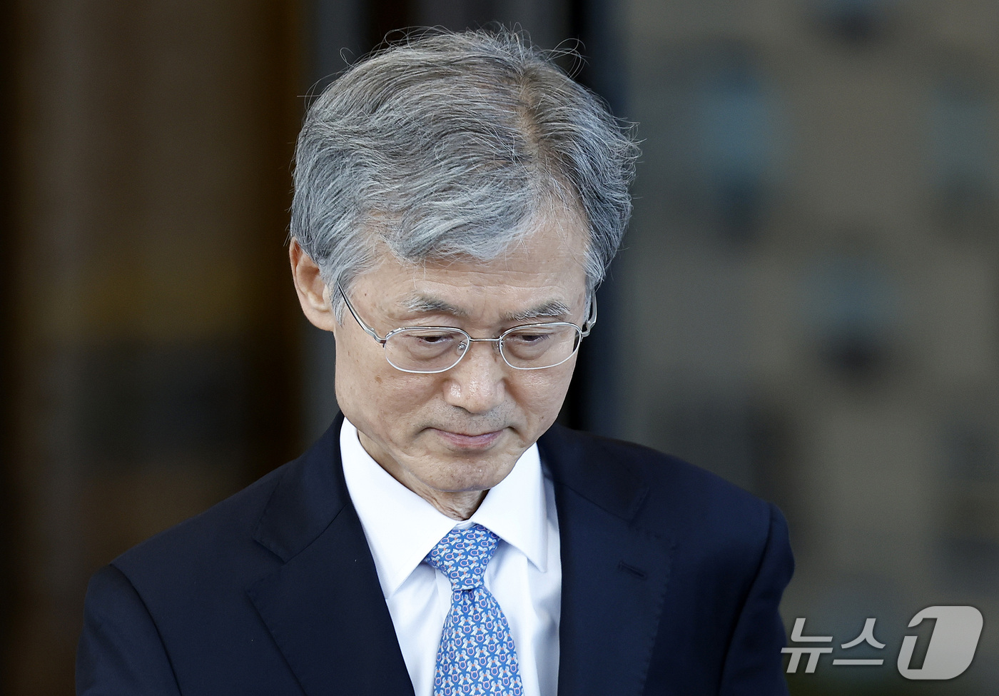 (서울=뉴스1) 박정호 기자 = 이재명 대통령의 대법관 후보 재제청 요구에 거부 의사를 밝힌 조희대 대법원장이 22일 오후 서울 서초구 서초동 대법원에서 퇴근하고 있다.  2026 …