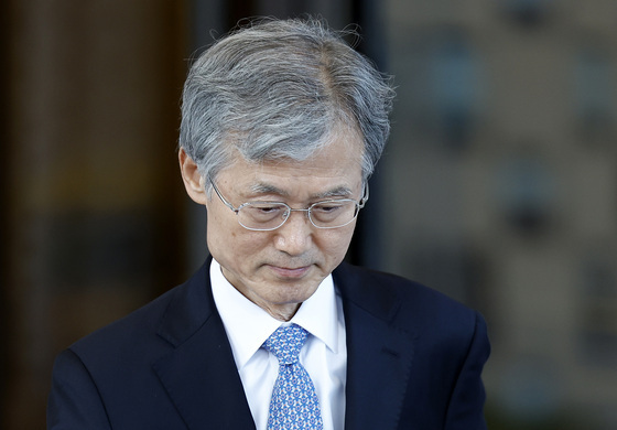 굳은 표정으로 퇴근하는 조희대