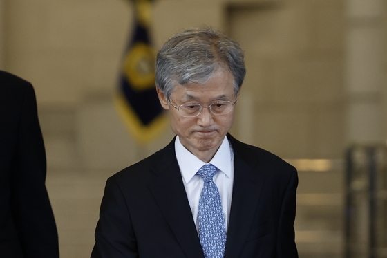굳은 표정으로 퇴근하는 조희대 대법원장