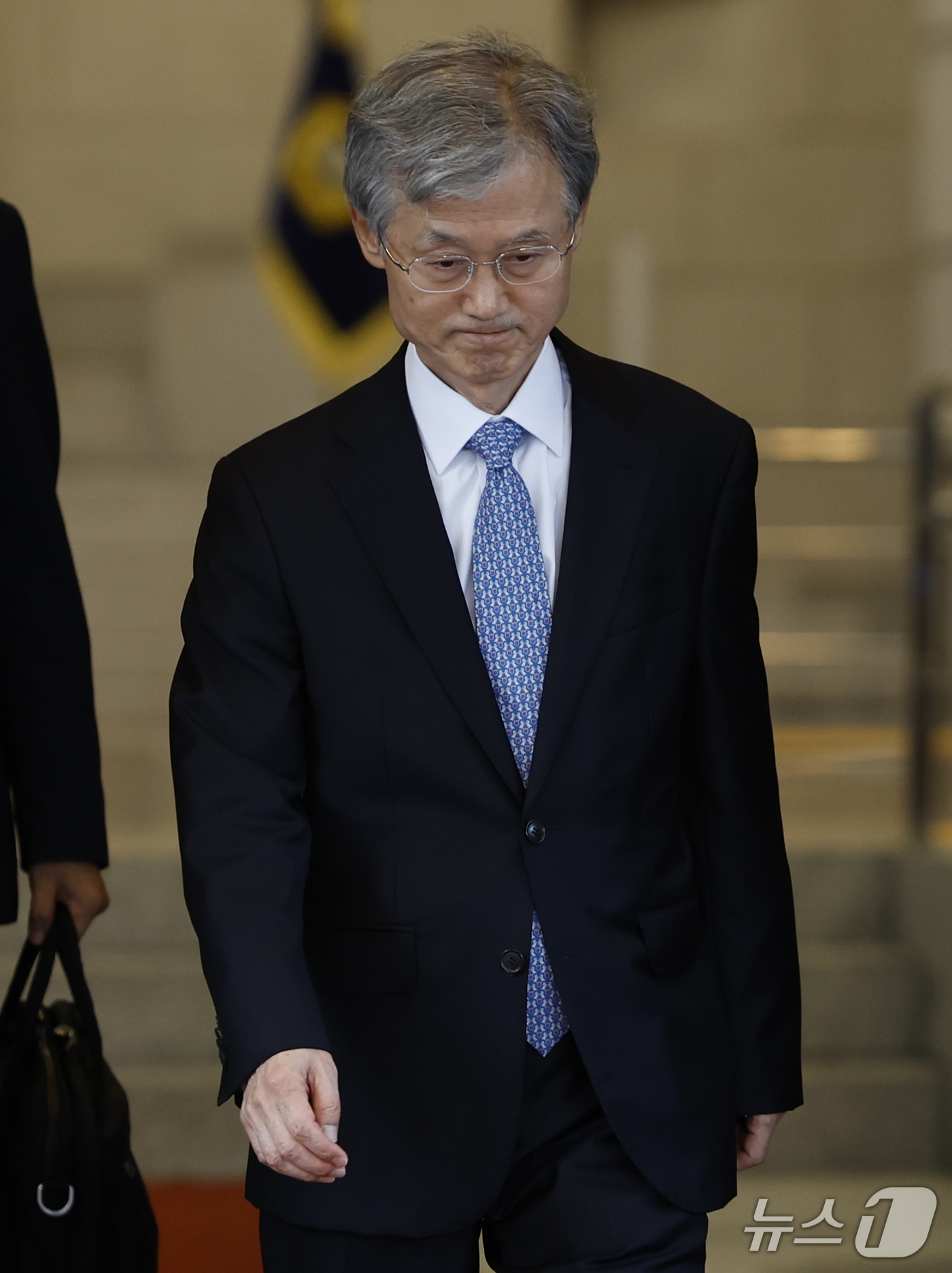 (서울=뉴스1) 박정호 기자 = 이재명 대통령의 대법관 후보 재제청 요구에 거부 의사를 밝힌 조희대 대법원장이 22일 오후 서울 서초구 서초동 대법원에서 퇴근하고 있다. 2026. …