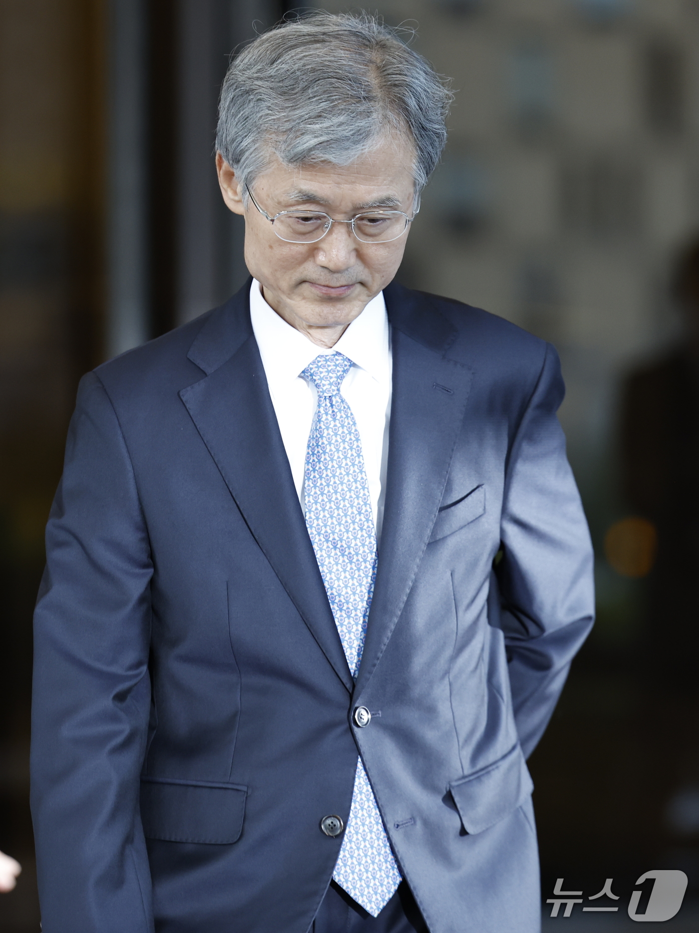 (서울=뉴스1) 박정호 기자 = 이재명 대통령의 대법관 후보 재제청 요구에 거부 의사를 밝힌 조희대 대법원장이 22일 오후 서울 서초구 서초동 대법원에서 퇴근하고 있다. 2026. …