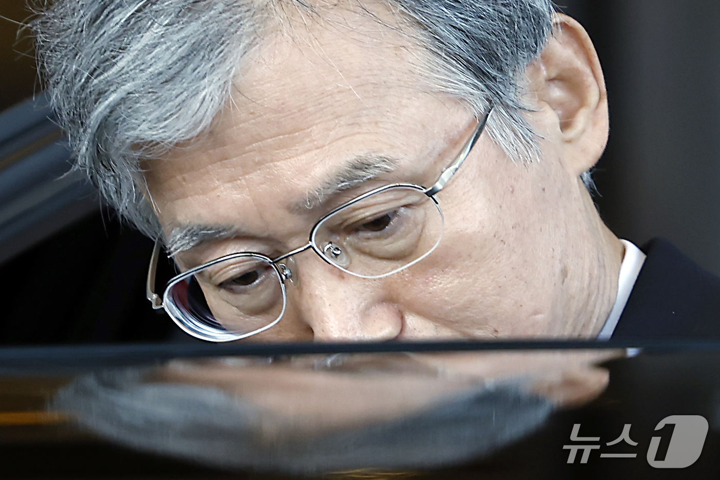 (서울=뉴스1) 박정호 기자 = 이재명 대통령의 대법관 후보 재제청 요구에 거부 의사를 밝힌 조희대 대법원장이 22일 오후 서울 서초구 서초동 대법원에서 퇴근하고 있다.  2026 …
