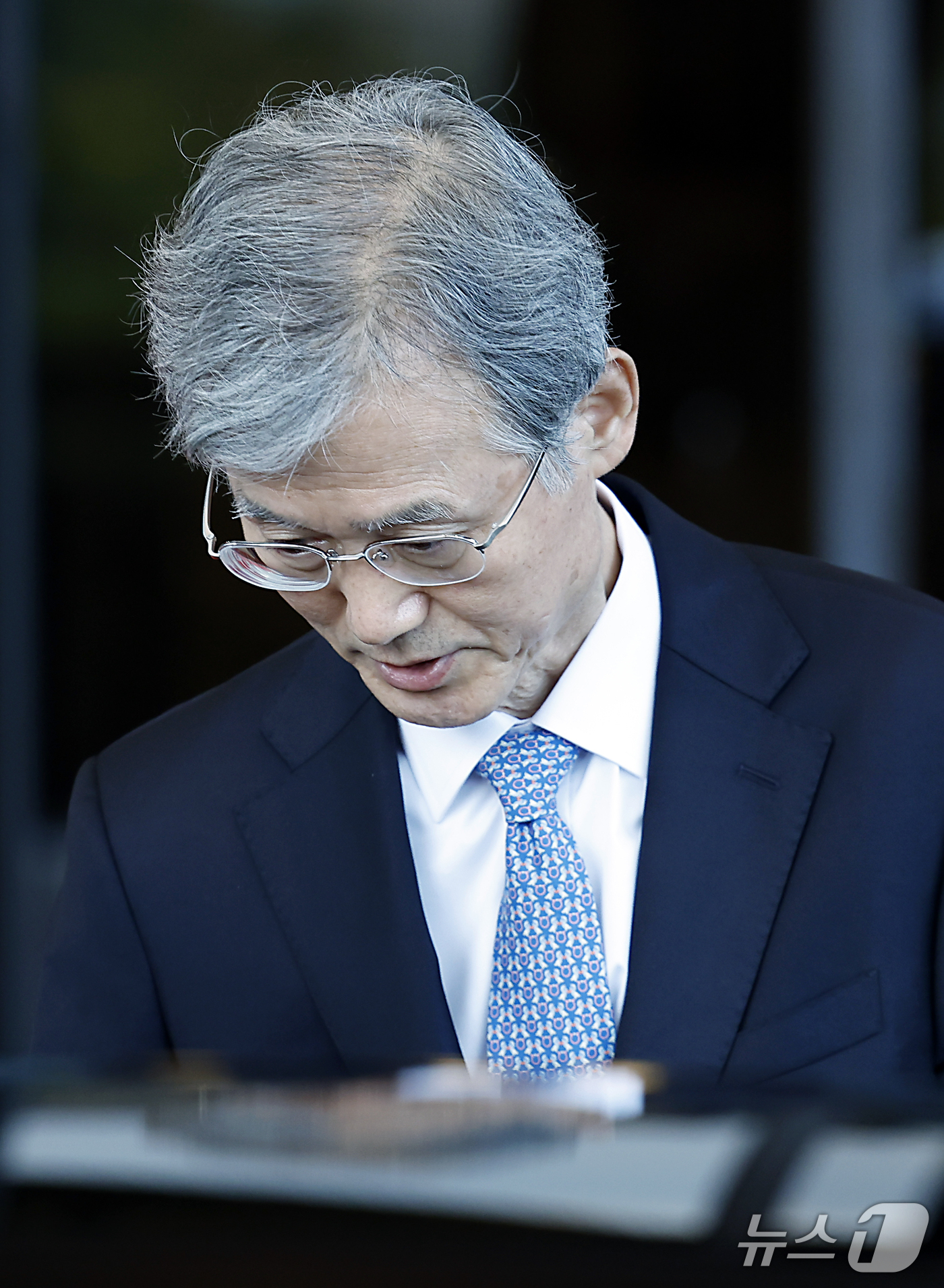 (서울=뉴스1) 박정호 기자 = 이재명 대통령의 대법관 후보 재제청 요구에 거부 의사를 밝힌 조희대 대법원장이 22일 오후 서울 서초구 서초동 대법원에서 퇴근하고 있다.  2026 …