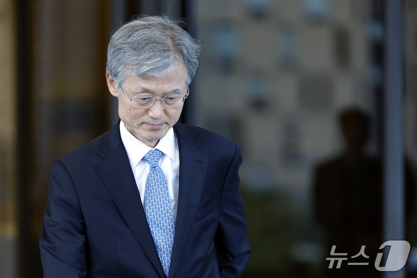 (서울=뉴스1) 박정호 기자 = 이재명 대통령의 대법관 후보 재제청 요구에 거부 의사를 밝힌 조희대 대법원장이 22일 오후 서울 서초구 서초동 대법원에서 퇴근하고 있다.  2026 …