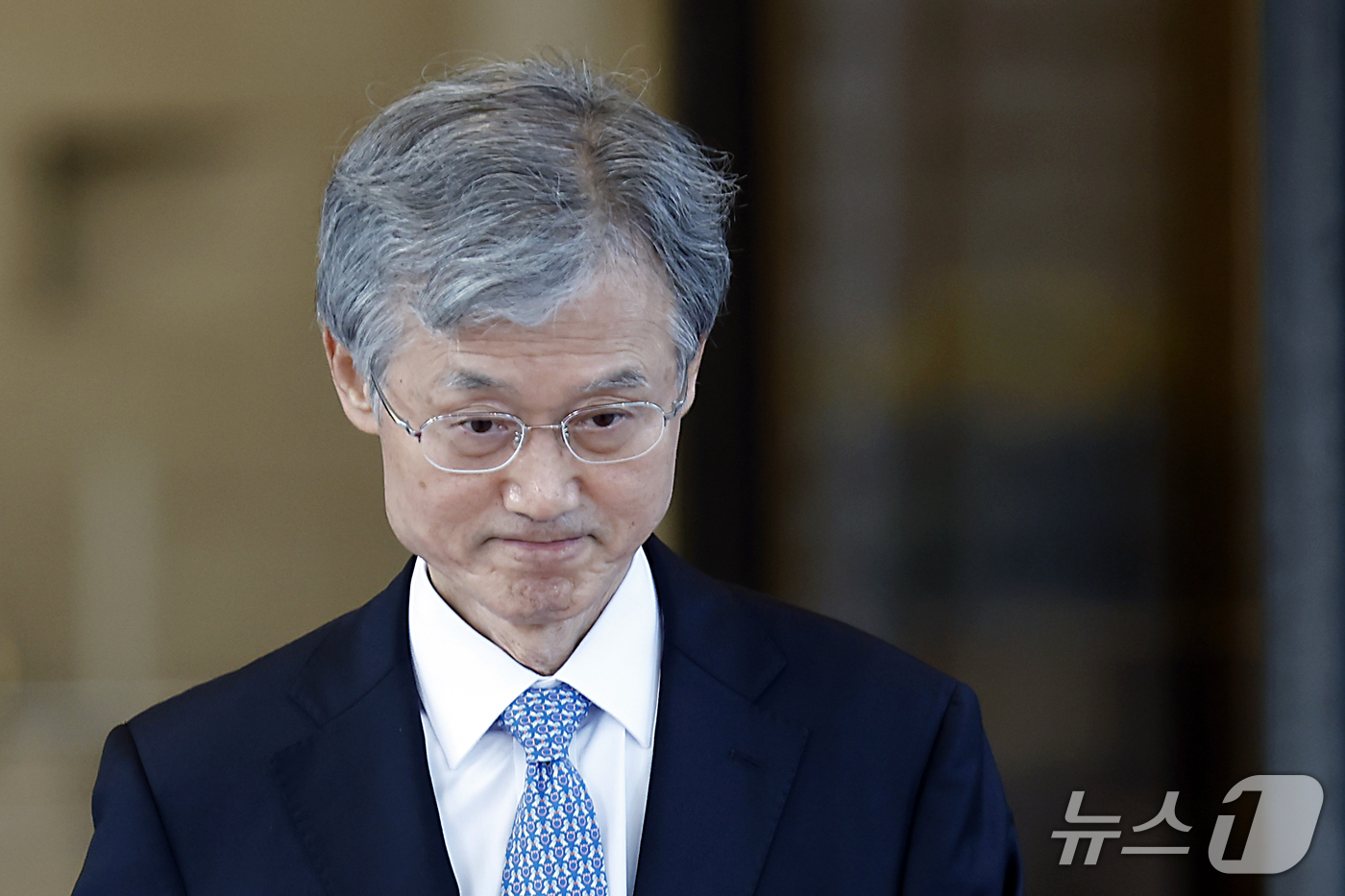 (서울=뉴스1) 박정호 기자 = 이재명 대통령의 대법관 후보 재제청 요구에 거부 의사를 밝힌 조희대 대법원장이 22일 오후 서울 서초구 서초동 대법원에서 퇴근하고 있다.  2026 …