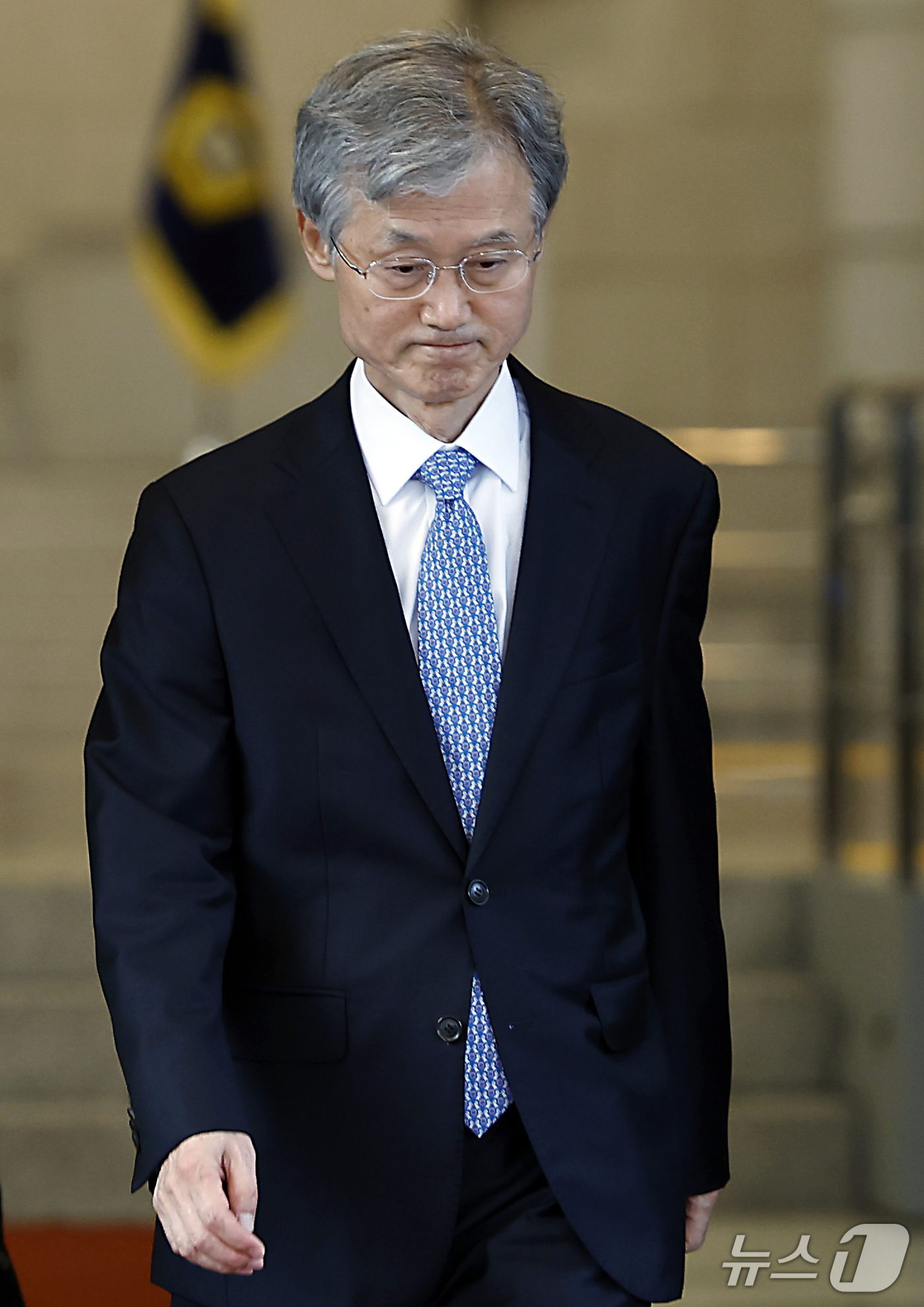 (서울=뉴스1) 박정호 기자 = 이재명 대통령의 대법관 후보 재제청 요구에 거부 의사를 밝힌 조희대 대법원장이 22일 오후 서울 서초구 서초동 대법원에서 퇴근하고 있다.  2026 …