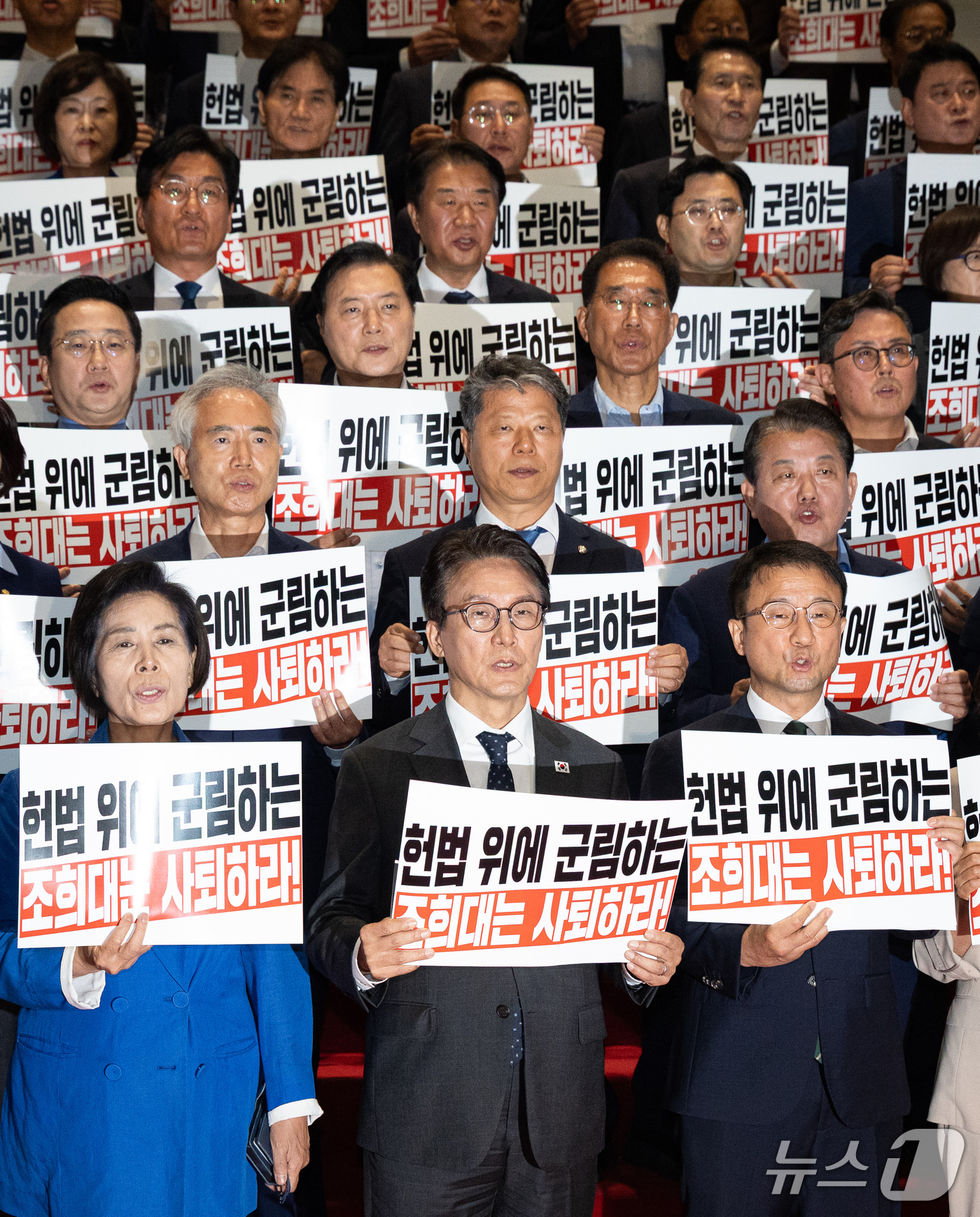 (서울=뉴스1) 유승관 기자 = 김민석 더불어민주당 대표와 한병도 원내대표를 비롯한 의원들이 22일 서울 여의도 국회에서 열린 조희대 대법원장, 대법관 재제청 요구 거부 관련 규탄 …