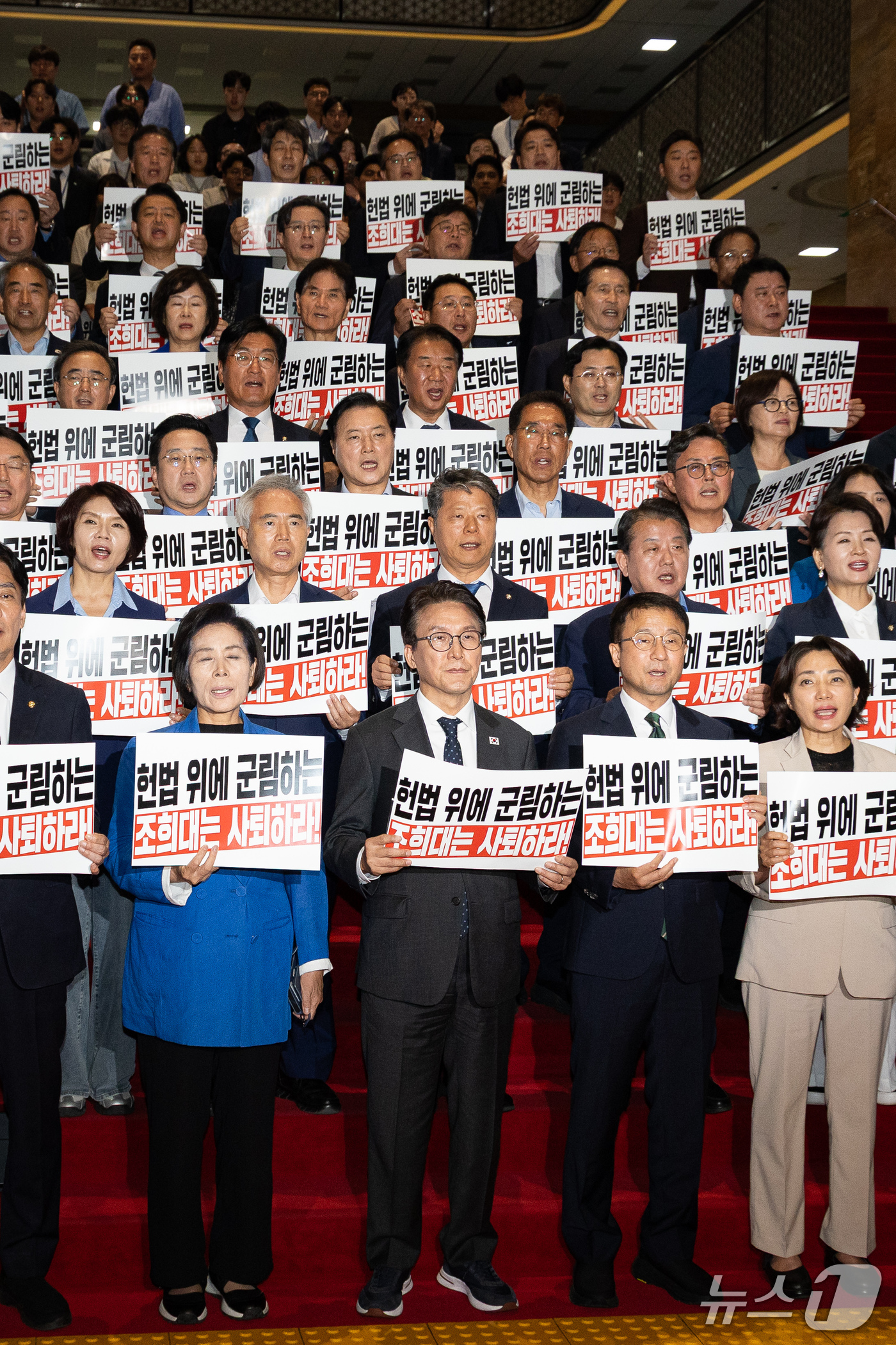 (서울=뉴스1) 유승관 기자 = 김민석 더불어민주당 대표와 한병도 원내대표를 비롯한 의원들이 22일 서울 여의도 국회에서 열린 조희대 대법원장, 대법관 재제청 요구 거부 관련 규탄 …