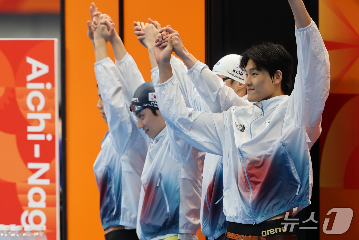 (도쿄=뉴스1) 김민지 기자 = 22일 일본 도쿄 아쿠아틱스 센터에서 열린 2026 아이치·나고야 아시안게임 수영 남자 400m 혼계영 결승에서 대한민국 대표팀 선수들이 경기장에 …
