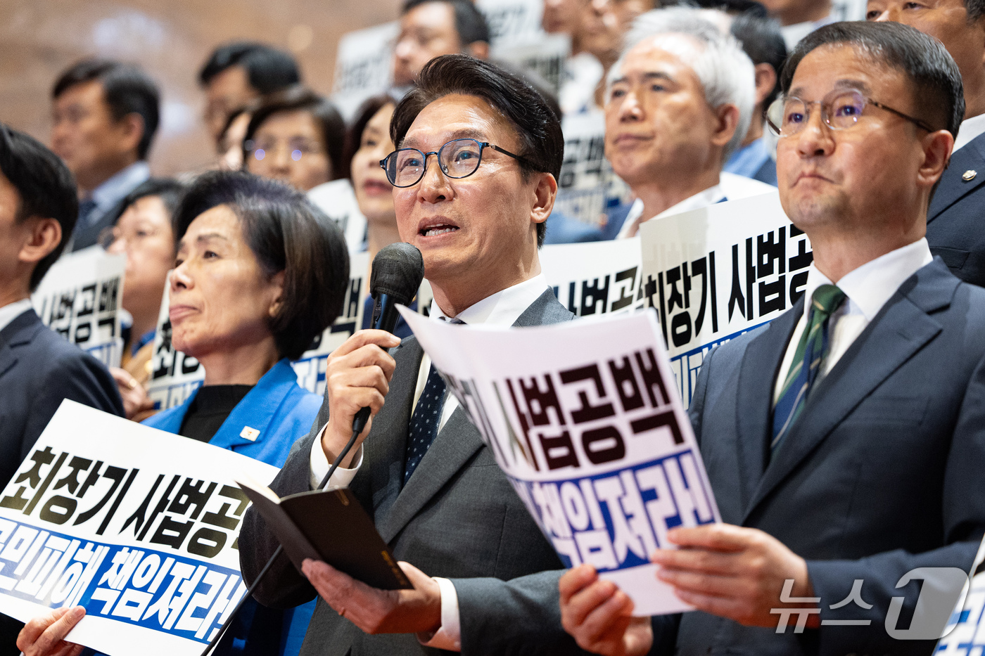 (서울=뉴스1) 유승관 기자 = 김민석 더불어민주당 대표가 22일 서울 여의도 국회에서 열린 조희대 대법원장, 대법관 재제청 요구 거부 관련 규탄대회에서 규탄발언을 하고 있다. 2 …