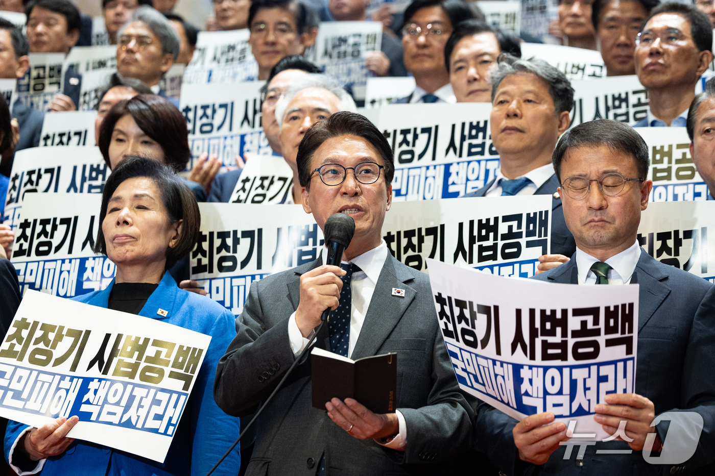 (서울=뉴스1) 유승관 기자 = 김민석 더불어민주당 대표가 22일 서울 여의도 국회에서 열린 조희대 대법원장, 대법관 재제청 요구 거부 관련 규탄대회에서 규탄발언을 하고 있다. 2 …