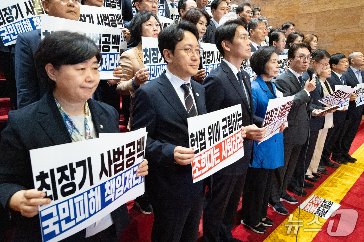 (서울=뉴스1) 유승관 기자 = 김민석 더불어민주당 대표가 22일 서울 여의도 국회에서 열린 조희대 대법원장, 대법관 재제청 요구 거부 관련 규탄대회에서 규탄발언을 하고 있다. 2 …