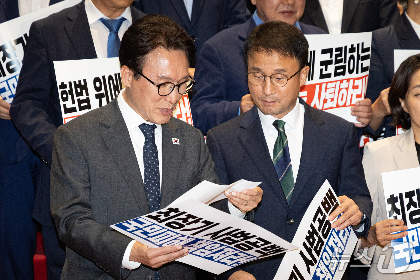 (서울=뉴스1) 유승관 기자 = 김민석 더불어민주당 대표와 한병도 원내대표가 22일 서울 여의도 국회에서 열린 조희대 대법원장, 대법관 재제청 요구 거부 관련 규탄대회에서 대화하고 …