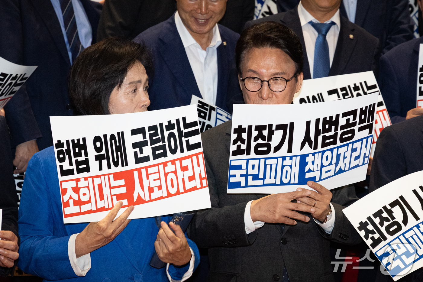 (서울=뉴스1) 유승관 기자 = 김민석 더불어민주당 대표와 최민희 최고위원이 22일 서울 여의도 국회에서 열린 조희대 대법원장, 대법관 재제청 요구 거부 관련 규탄대회에서 대화하고 …