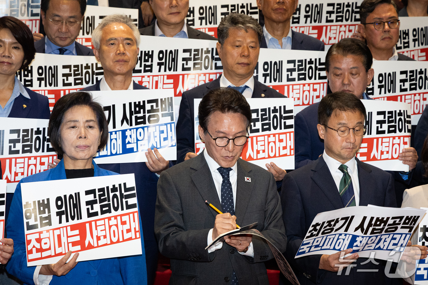(서울=뉴스1) 유승관 기자 = 김민석 더불어민주당 대표가 22일 서울 여의도 국회에서 열린 조희대 대법원장, 대법관 재제청 요구 거부 관련 규탄대회에서 메모하고 있다. 2026. …