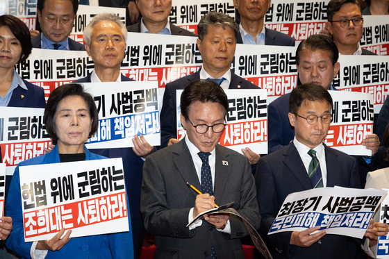 '조희대 탄핵' 전운 다시 고조…與 "인내 한계" 野 '정권 몰락' 경고